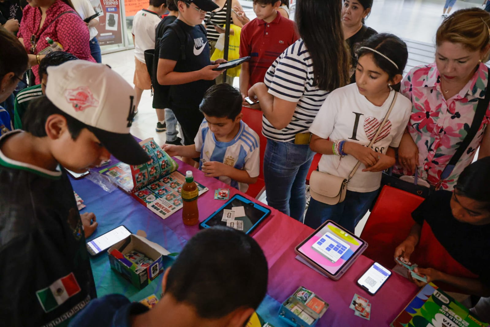 Lotería futbolera e intercambio de estampas del Mundial en Plaza Fiesta, Culiacán