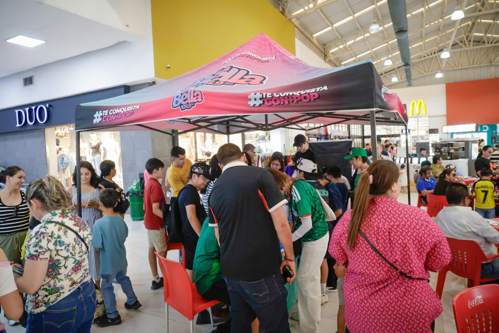 Lotería futbolera e intercambio de estampas del Mundial en Plaza Fiesta, Culiacán