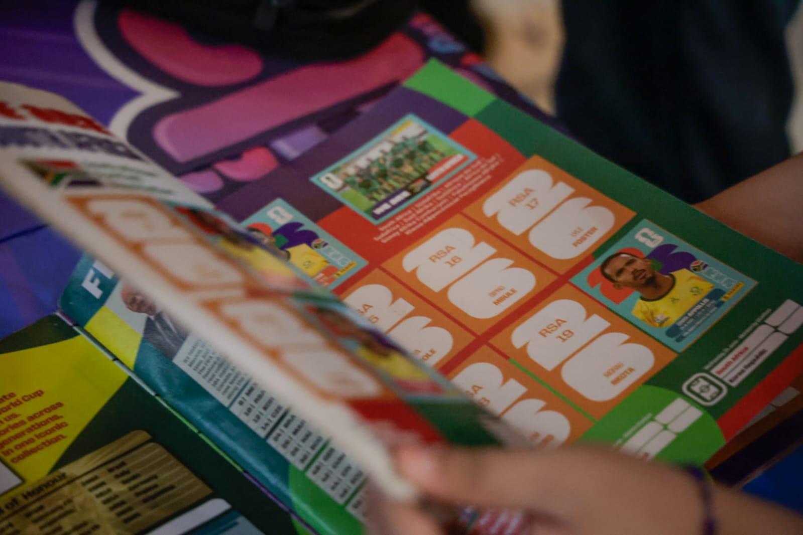Lotería futbolera e intercambio de estampas del Mundial en Plaza Fiesta, Culiacán