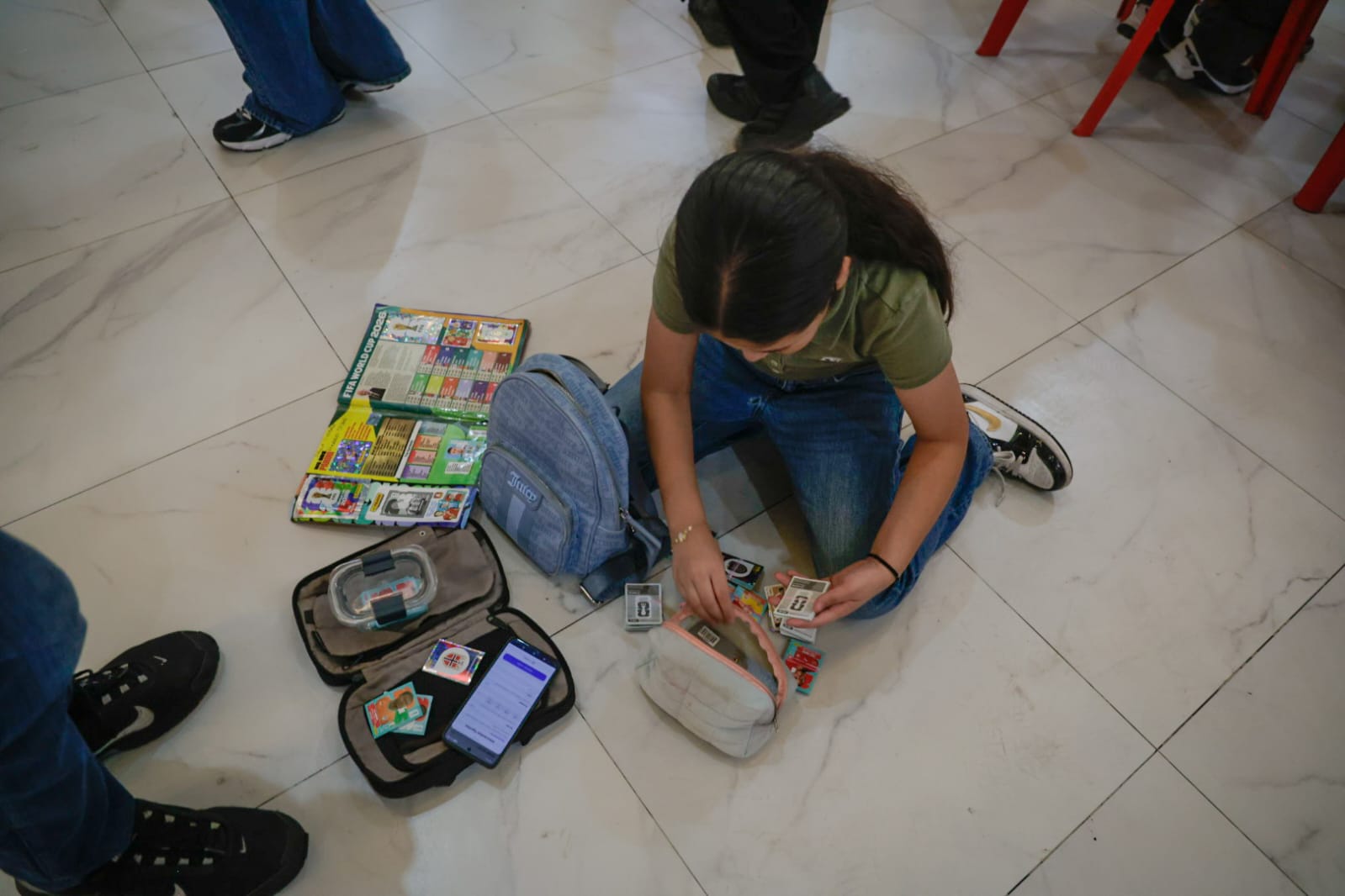 Lotería futbolera e intercambio de estampas del Mundial en Plaza Fiesta, Culiacán