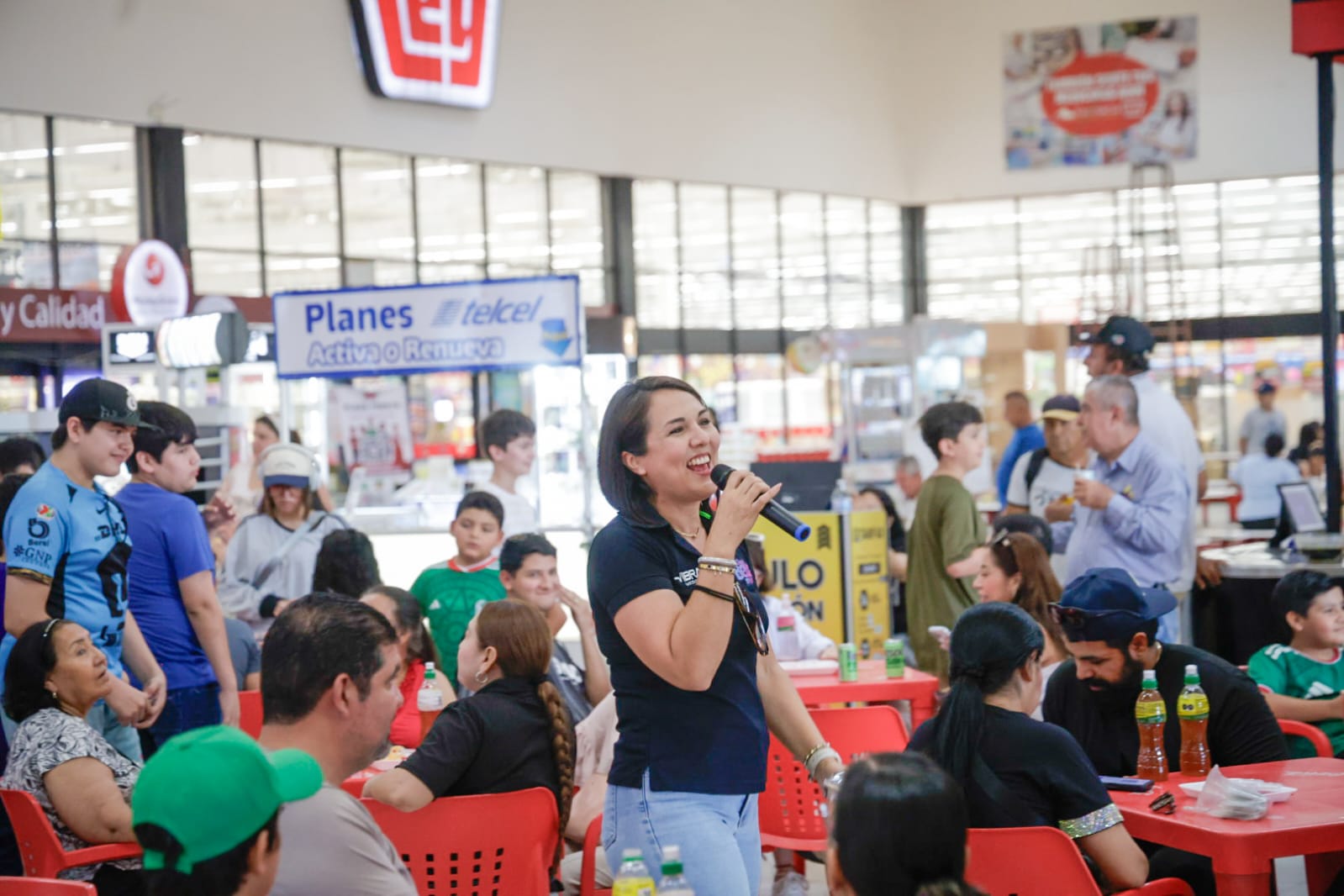 Lotería futbolera e intercambio de estampas del Mundial en Plaza Fiesta, Culiacán
