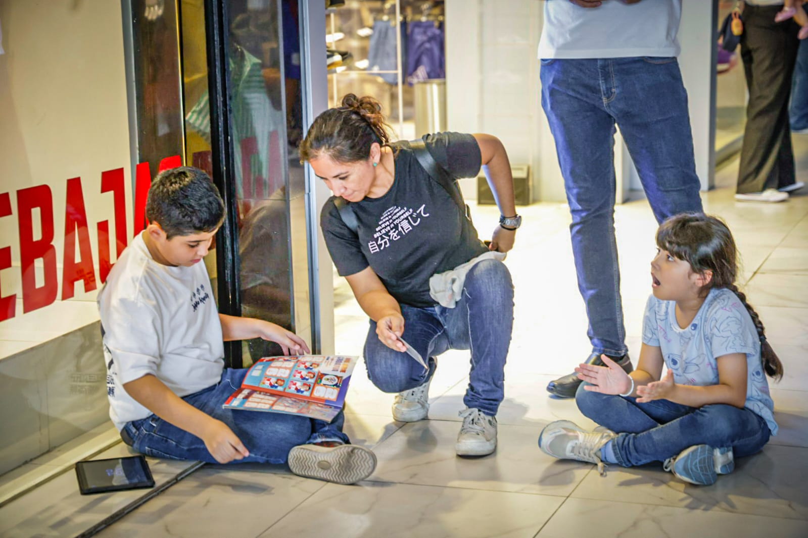 Lotería futbolera e intercambio de estampas del Mundial en Plaza Fiesta, Culiacán