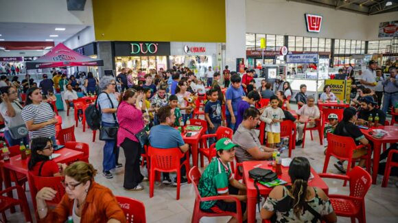 La pasión por el Mundial reúne a familias en la Lotería Futbolera e Intercambio de Estampas de Vibra Radio en Culiacán, Sinaloa