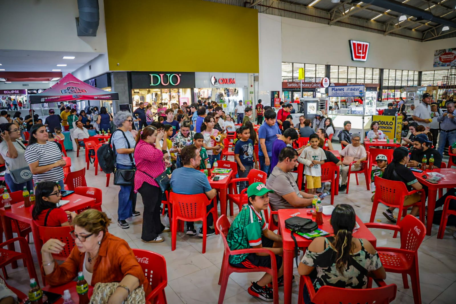 Lotería futbolera e intercambio de estampas del Mundial en Plaza Fiesta, Culiacán