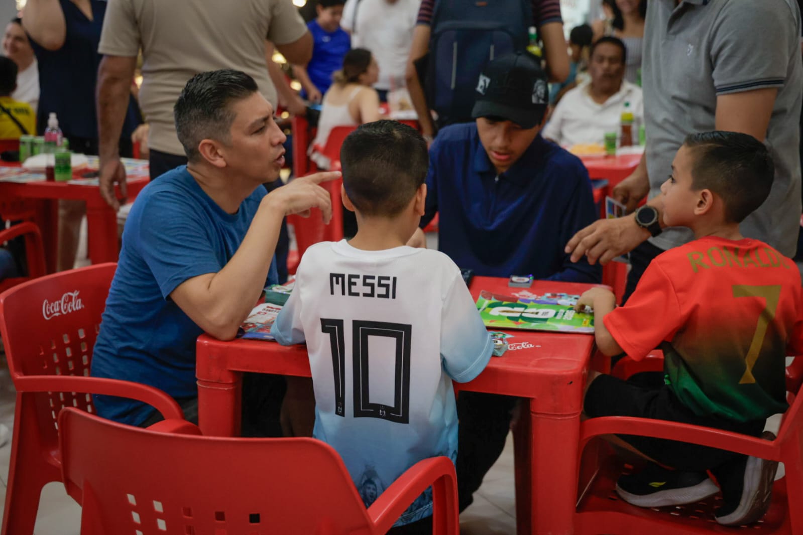 Lotería futbolera e intercambio de estampas del Mundial en Plaza Fiesta, Culiacán