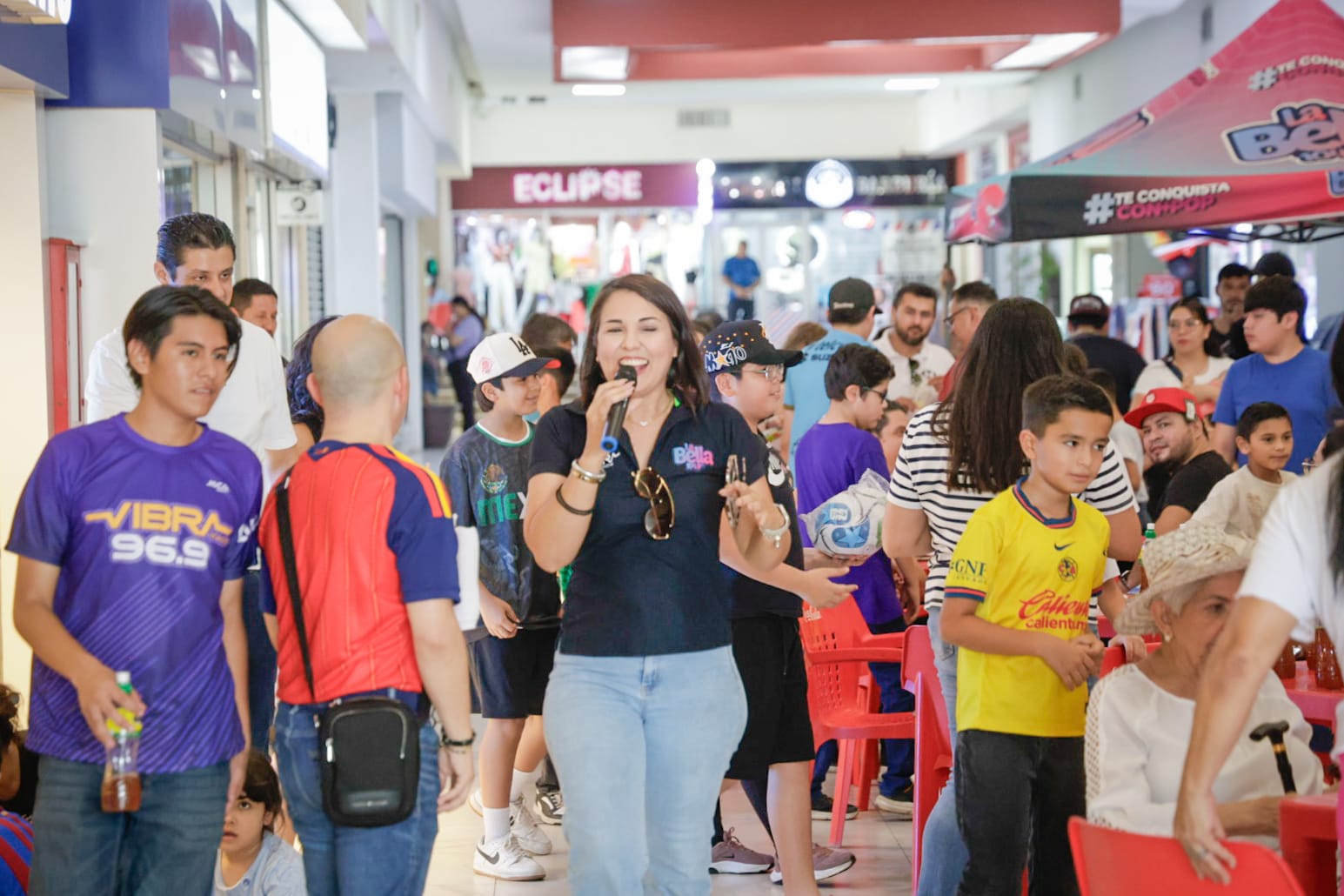 Lotería futbolera e intercambio de estampas del Mundial en Plaza Fiesta, Culiacán