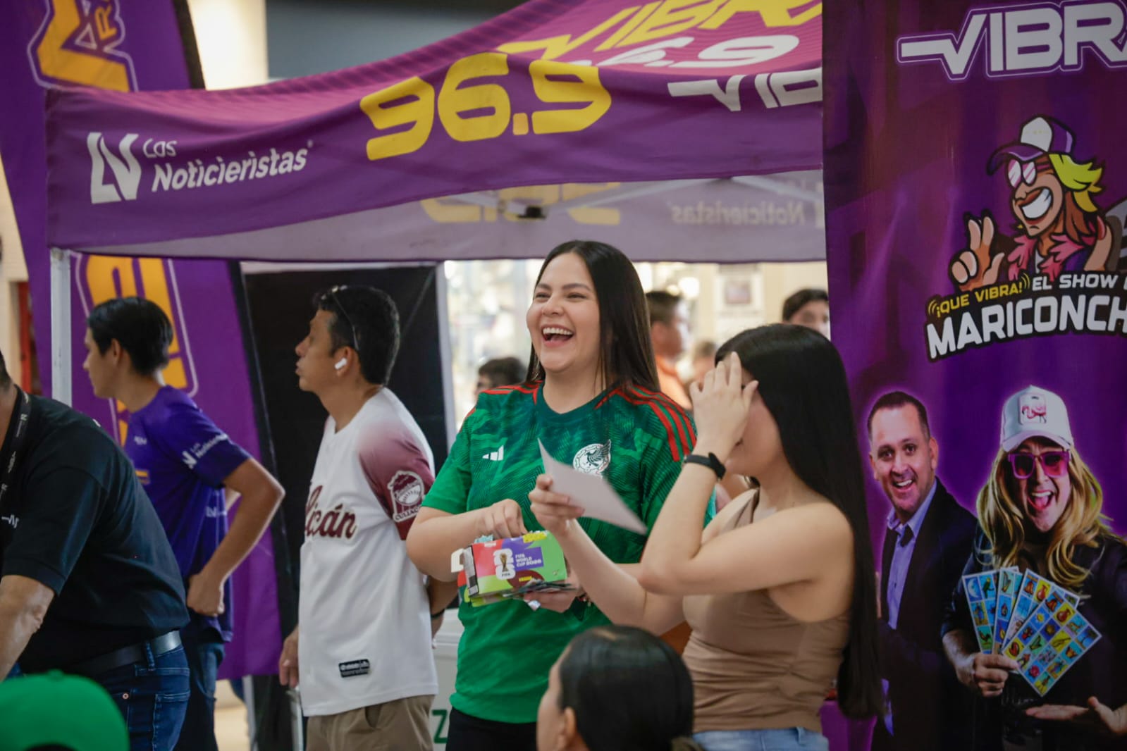 Lotería futbolera e intercambio de estampas del Mundial en Plaza Fiesta, Culiacán