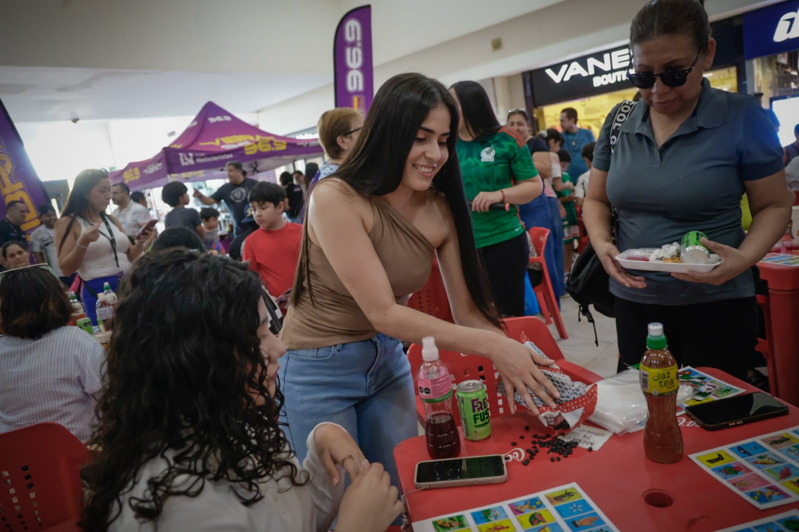 Lotería futbolera e intercambio de estampas del Mundial en Plaza Fiesta, Culiacán