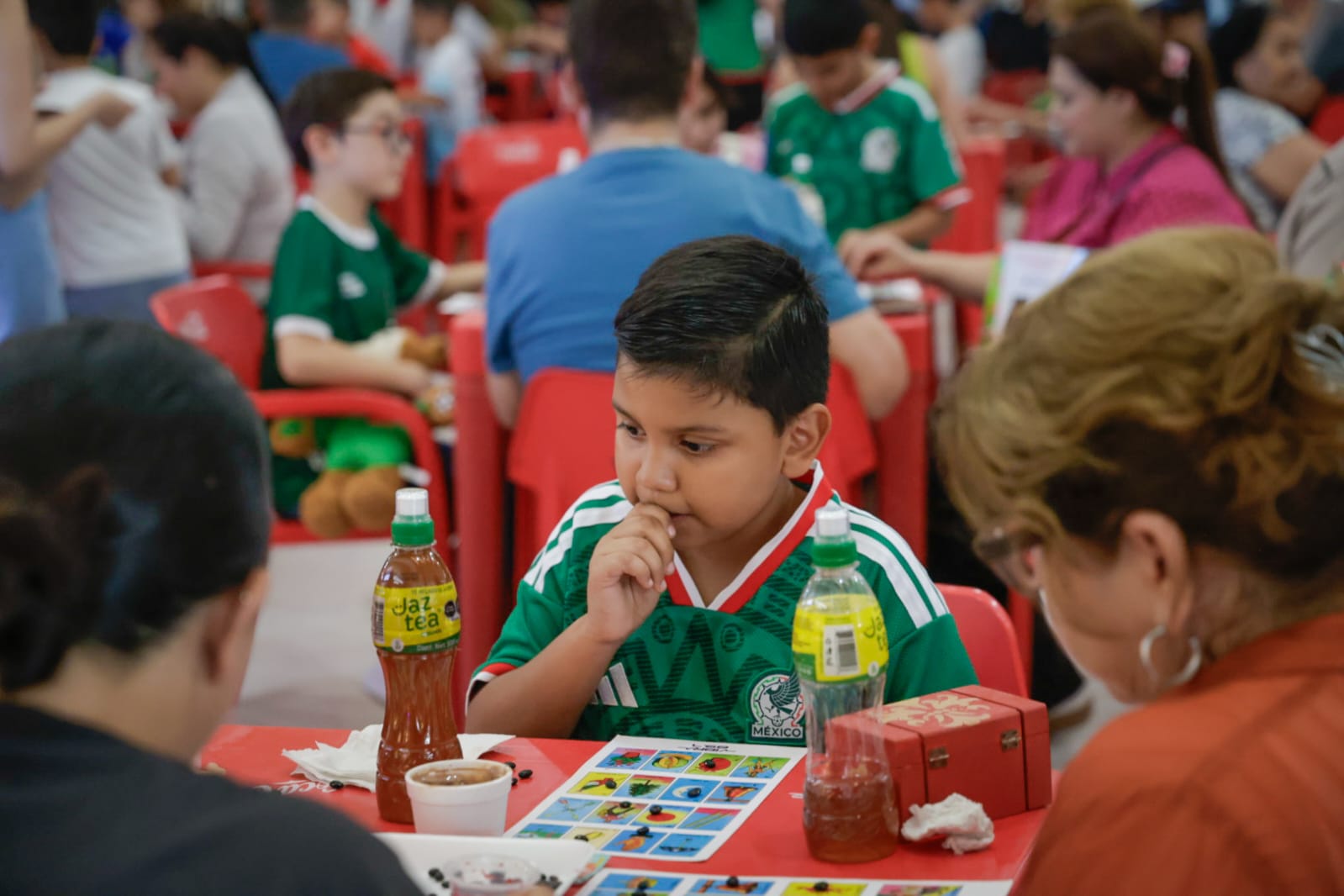 Lotería futbolera e intercambio de estampas del Mundial en Plaza Fiesta, Culiacán