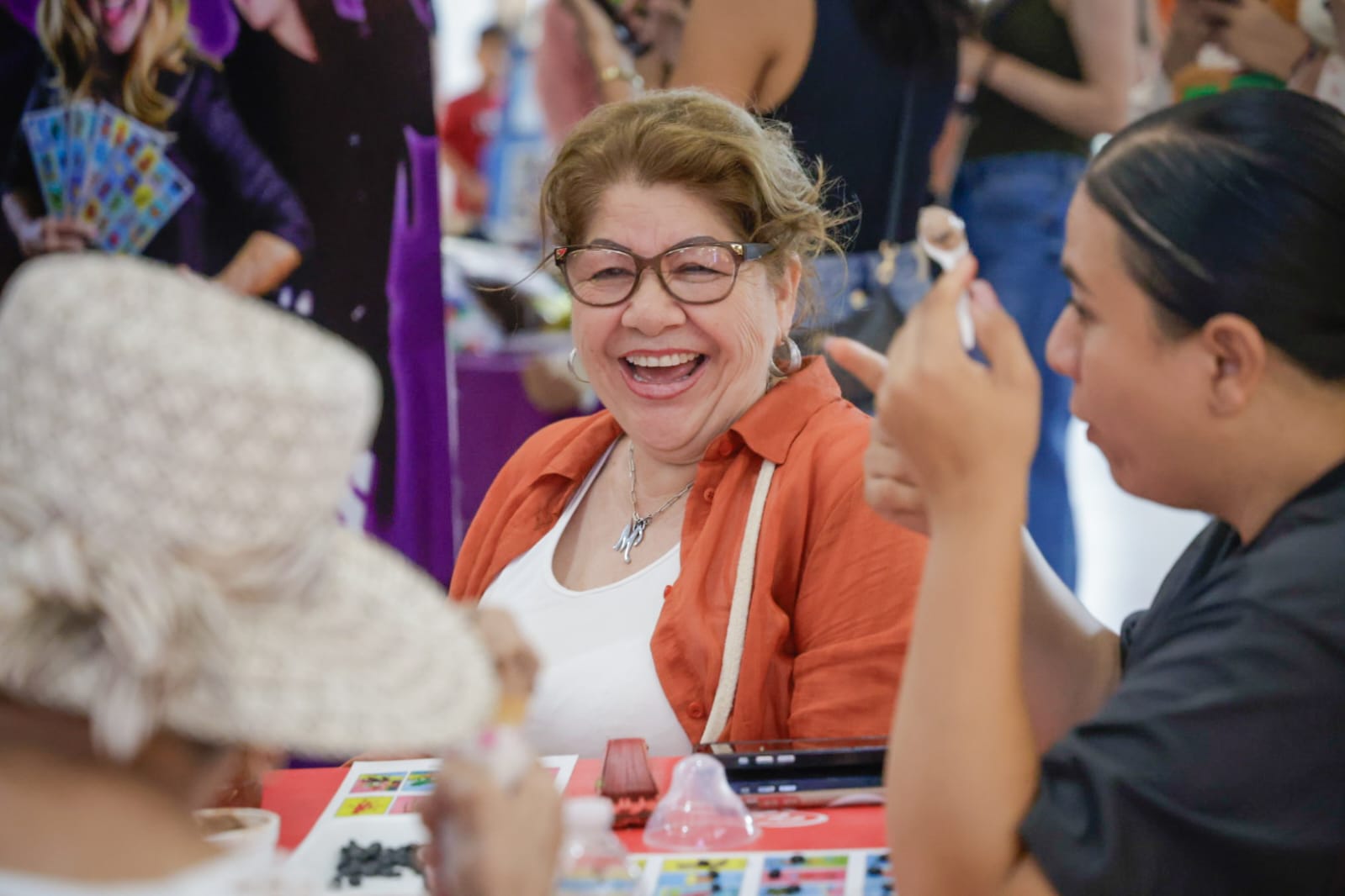 Lotería futbolera e intercambio de estampas del Mundial en Plaza Fiesta, Culiacán