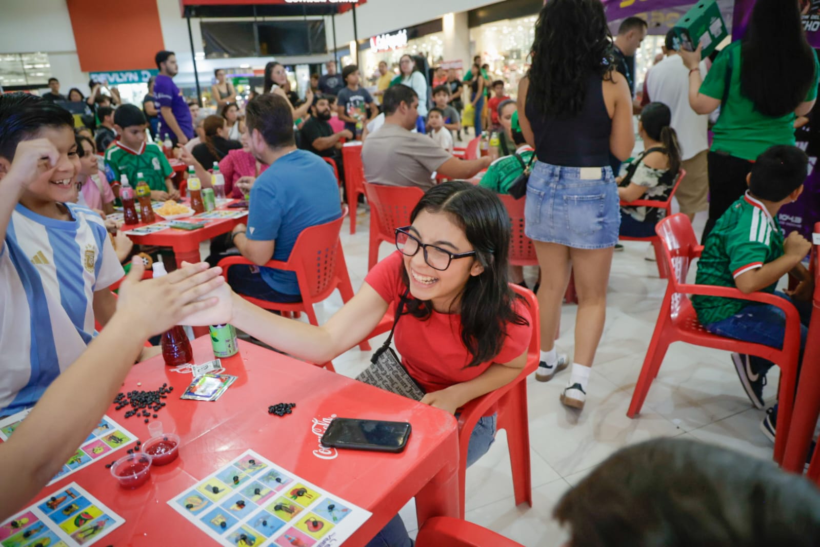 Lotería futbolera e intercambio de estampas del Mundial en Plaza Fiesta, Culiacán