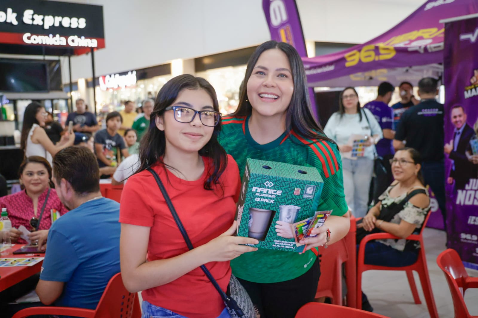Lotería futbolera e intercambio de estampas en Plaza Fiesta, Culiacán