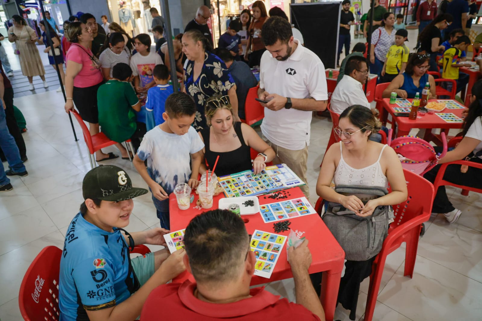 Lotería futbolera e intercambio de estampas del Mundial en Plaza Fiesta, Culiacán