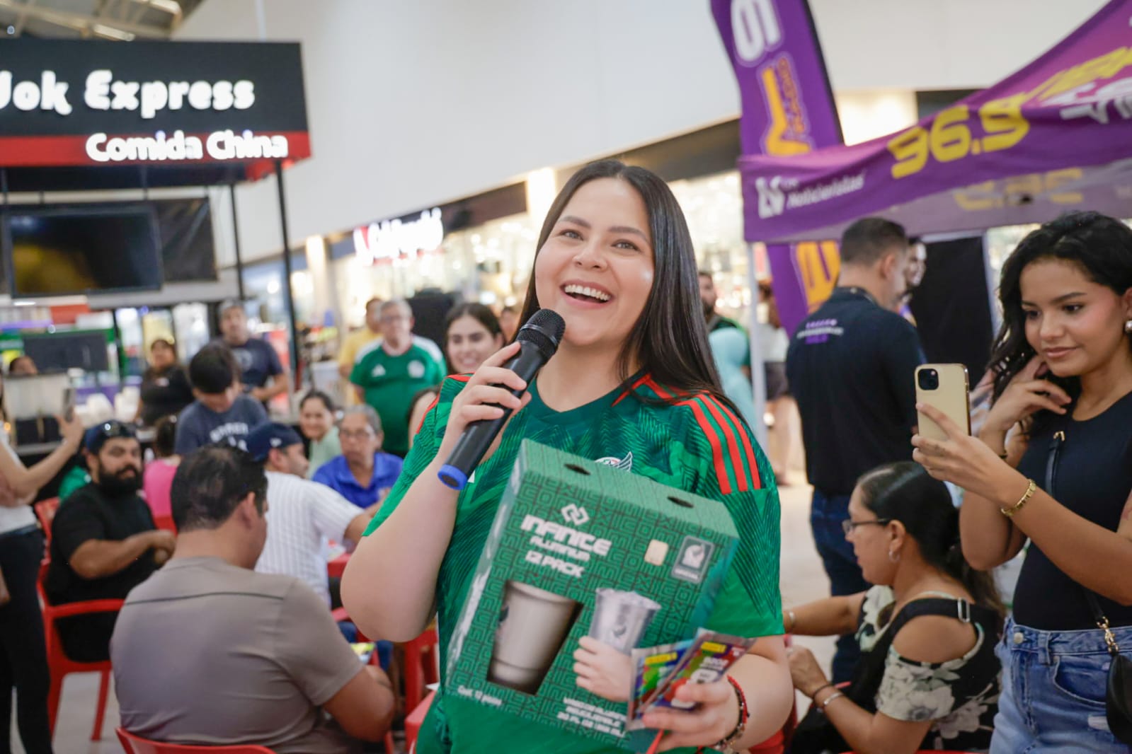 Lotería futbolera e intercambio de estampas del Mundial en Plaza Fiesta, Culiacán