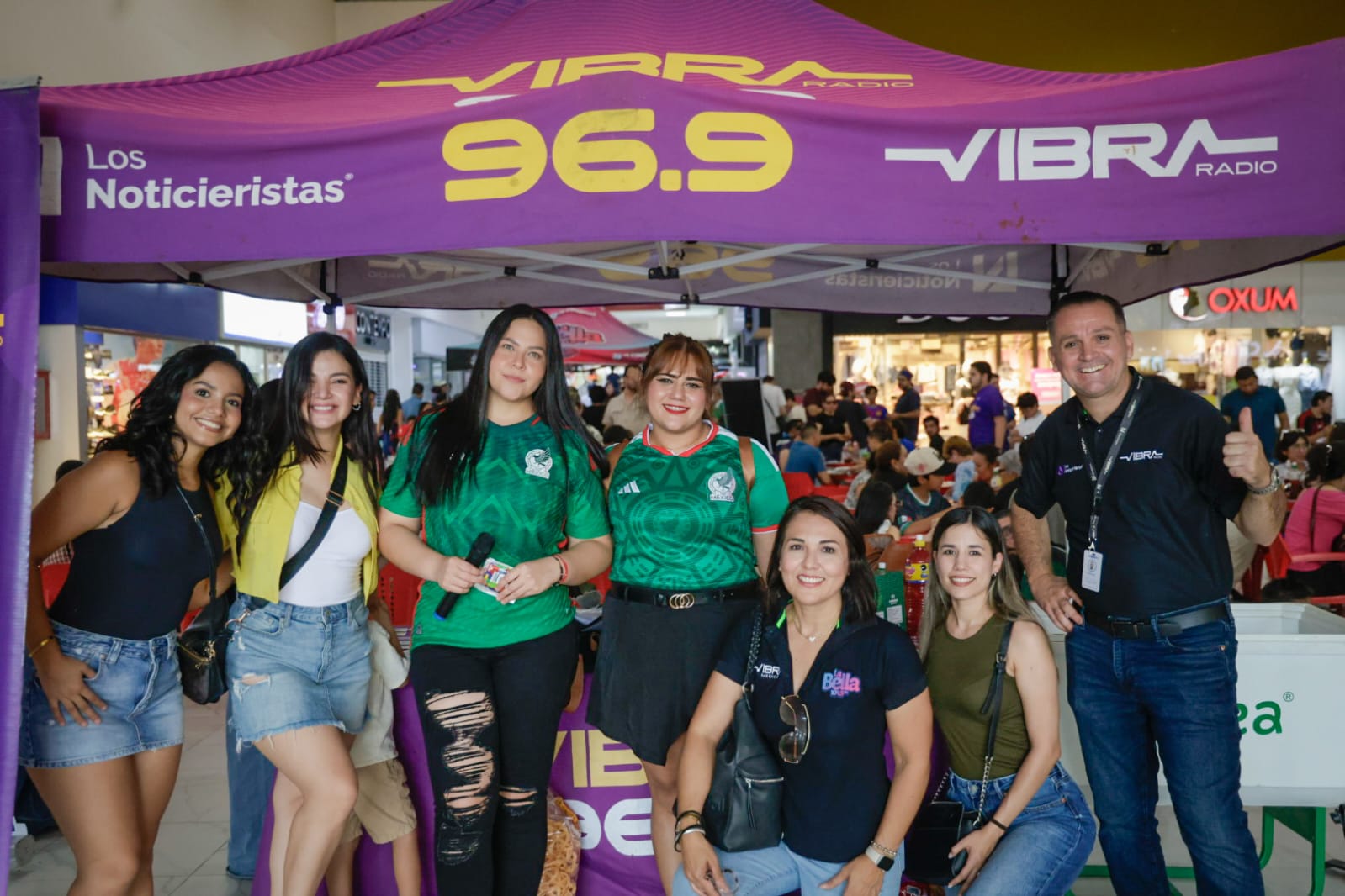 Lotería futbolera e intercambio de estampas del Mundial en Plaza Fiesta, Culiacán