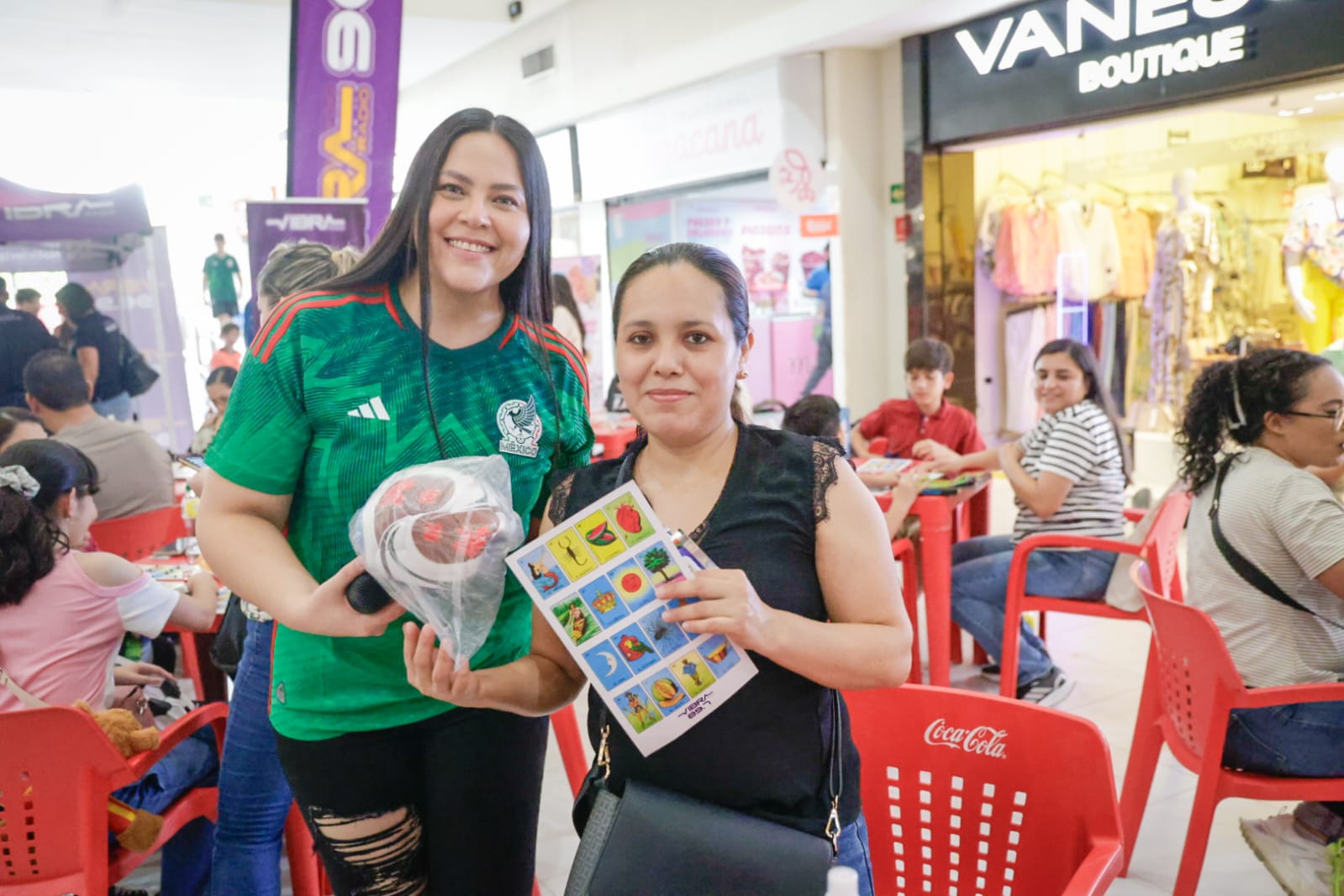 Lotería futbolera e intercambio de estampas del Mundial en Plaza Fiesta, Culiacán