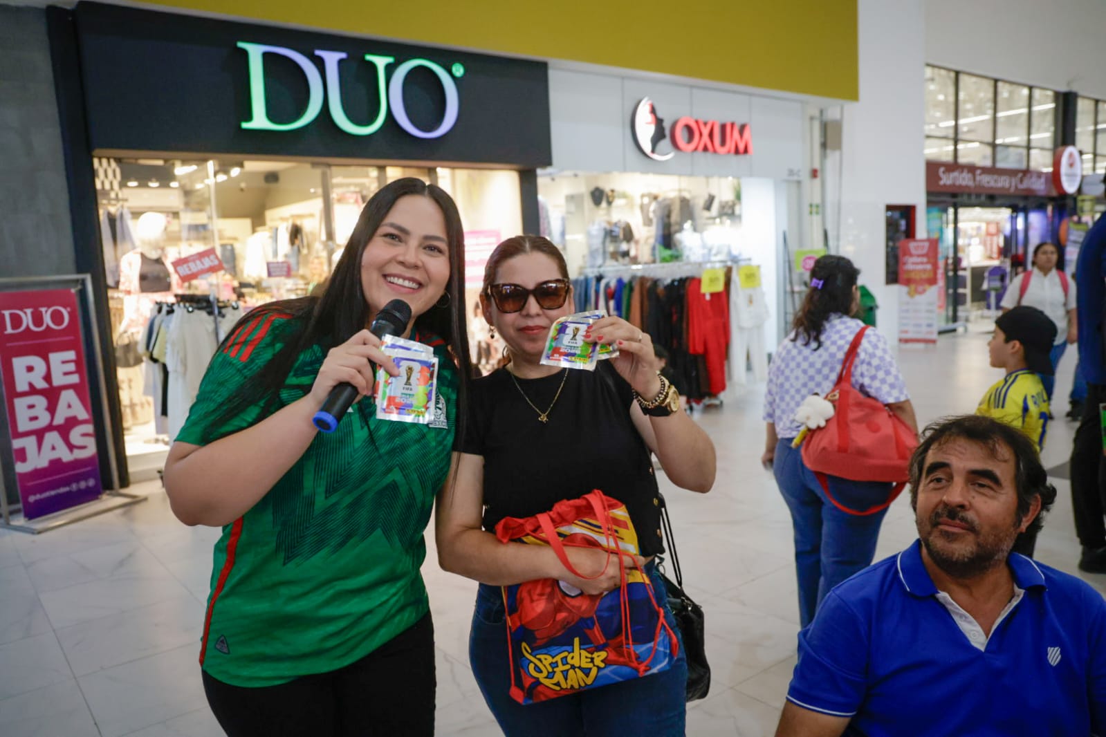 Lotería futbolera e intercambio de estampas del Mundial en Plaza Fiesta, Culiacán