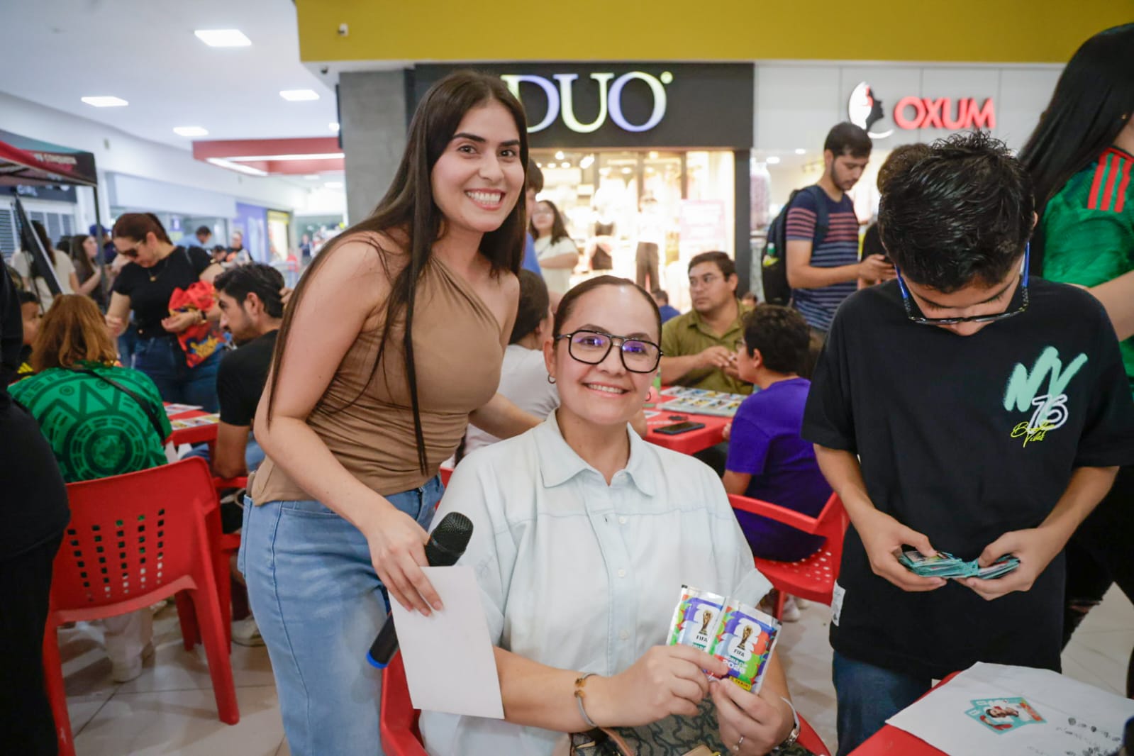 Lotería futbolera e intercambio de estampas del Mundial en Plaza Fiesta, Culiacán