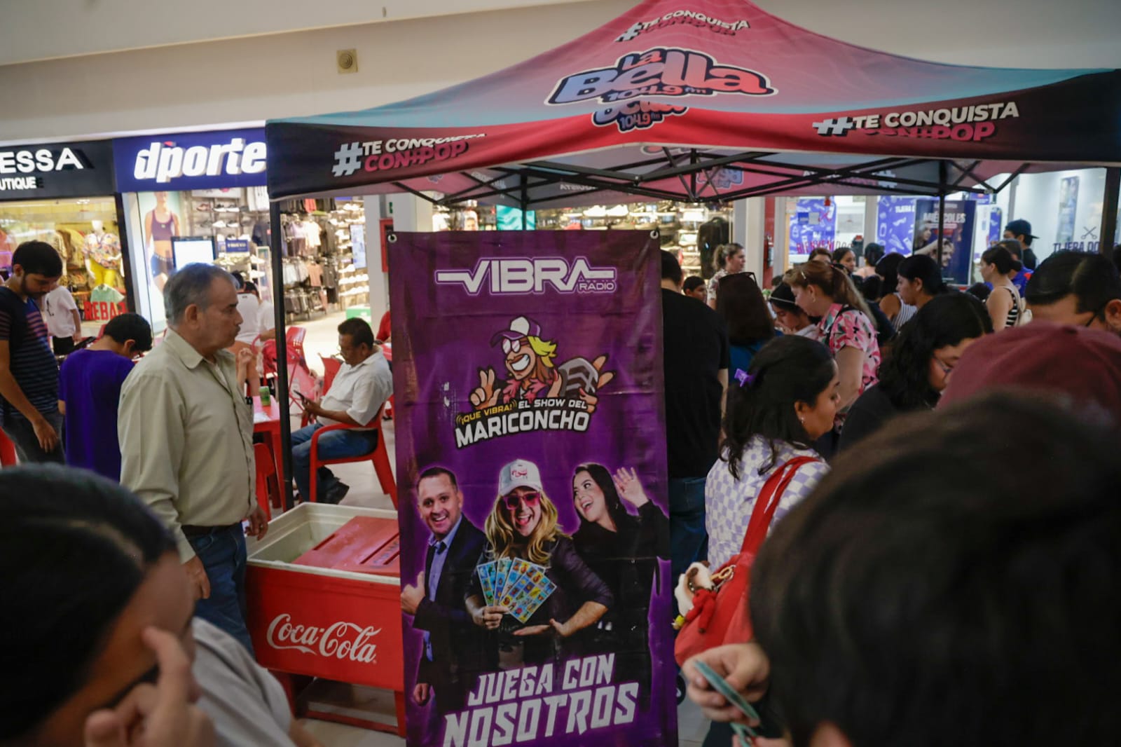Lotería futbolera e intercambio de estampas del Mundial en Plaza Fiesta, Culiacán