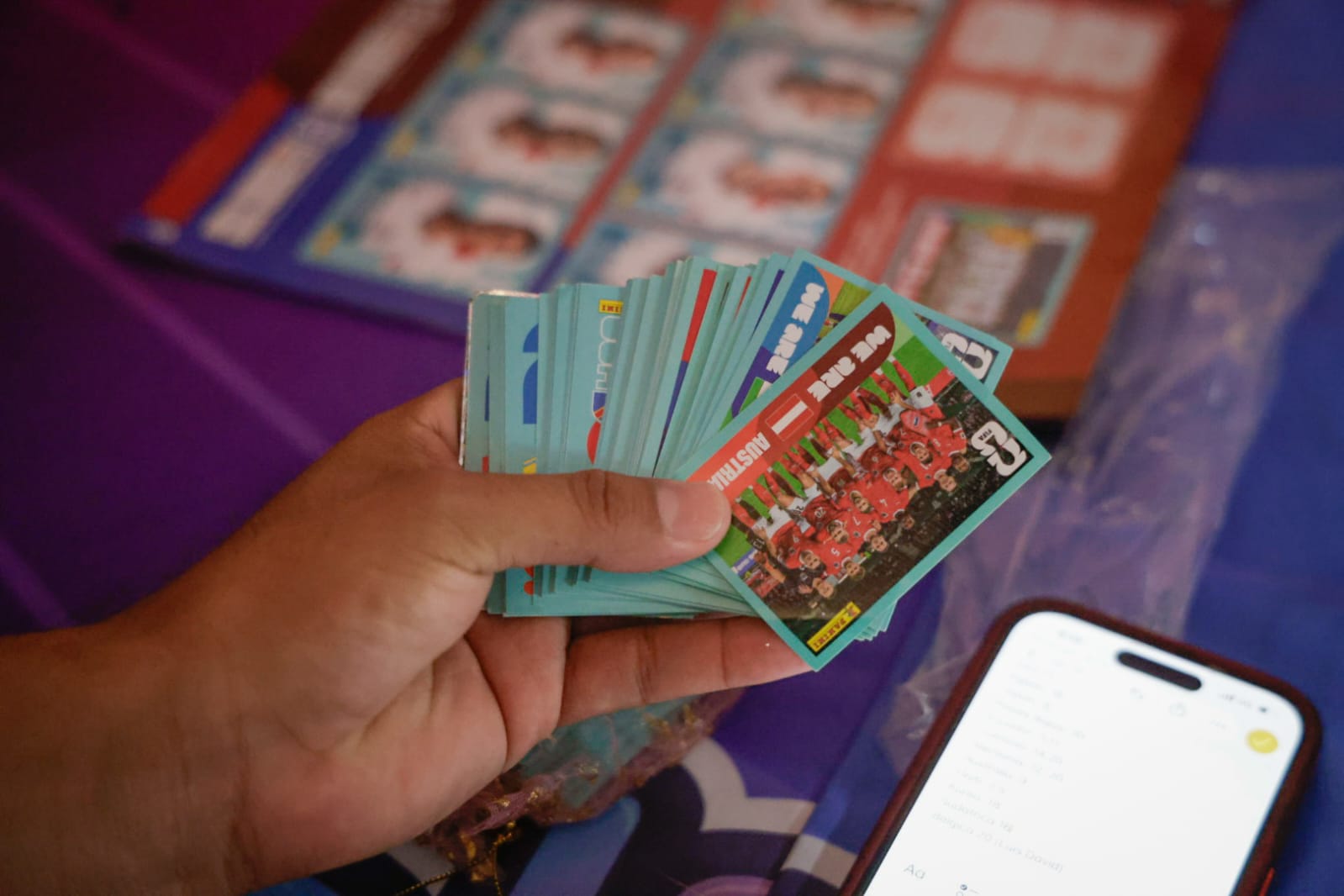 Lotería futbolera e intercambio de estampas del Mundial en Plaza Fiesta, Culiacán
