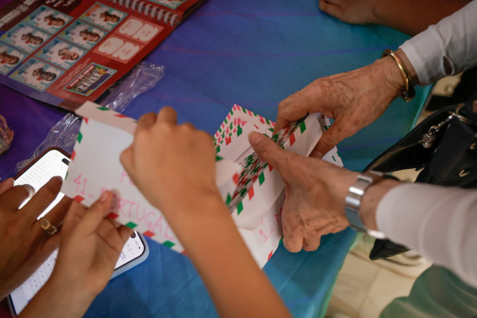 Lotería futbolera e intercambio de estampas del Mundial en Plaza Fiesta, Culiacán