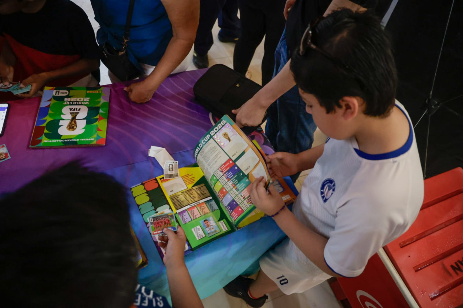 Lotería futbolera e intercambio de estampas del Mundial en Plaza Fiesta, Culiacán