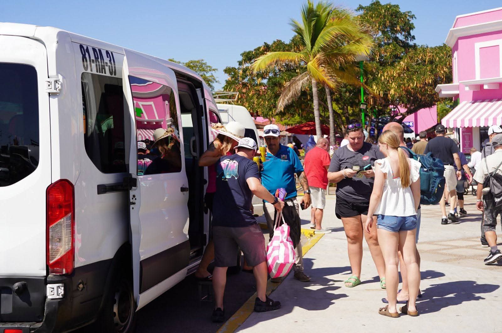 Turistas llegan a Mazatlán en Crucero