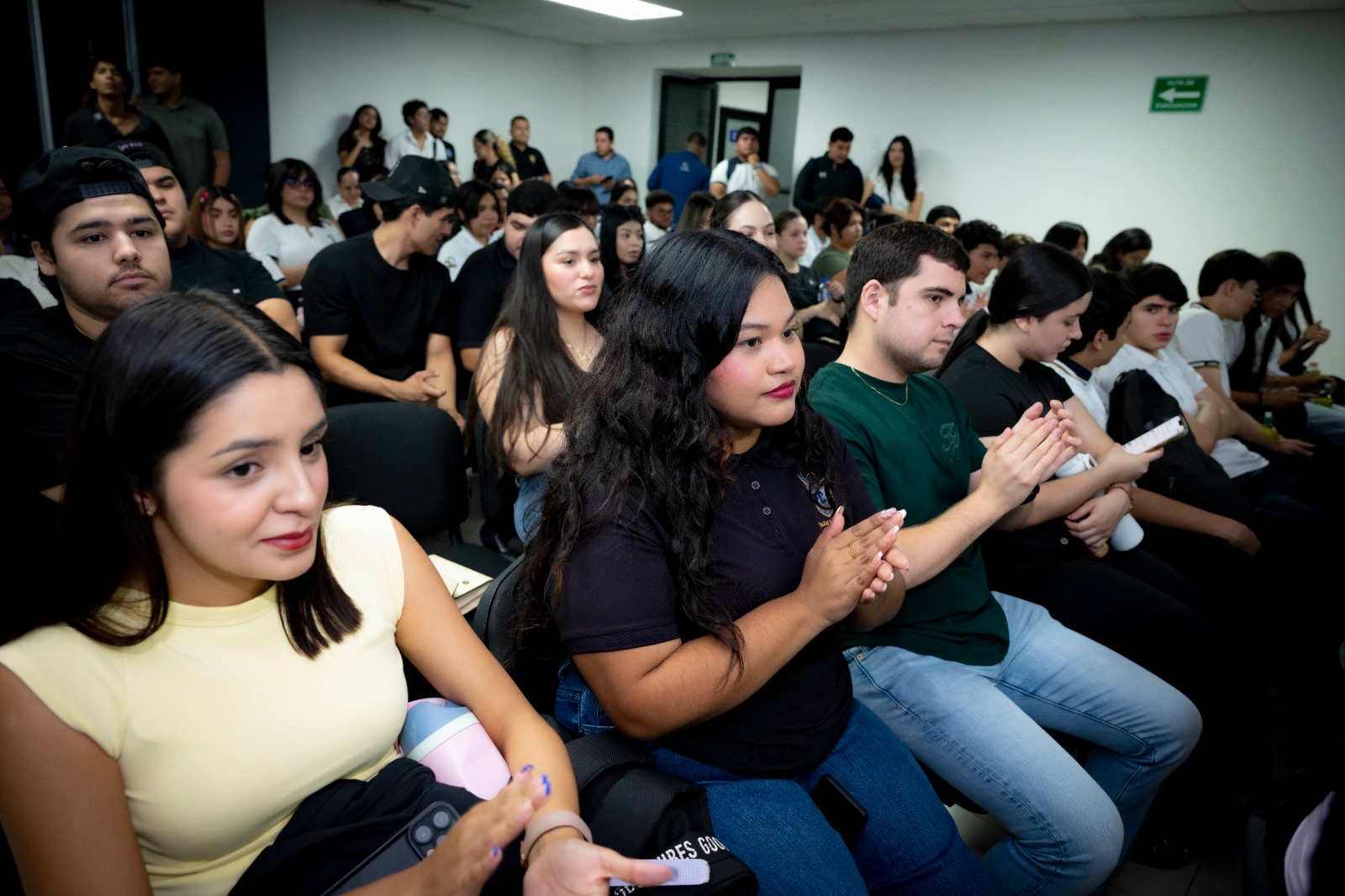 UAS realiza foro sobre el uso del celular en los jóvenes de México