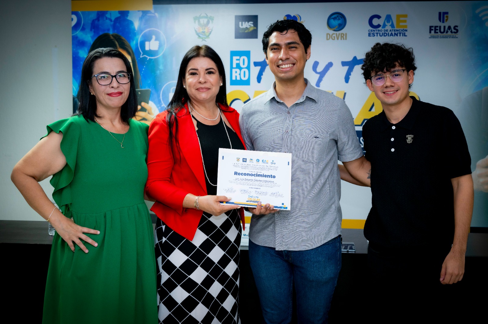 UAS realiza foro sobre el uso del celular en los jóvenes de México