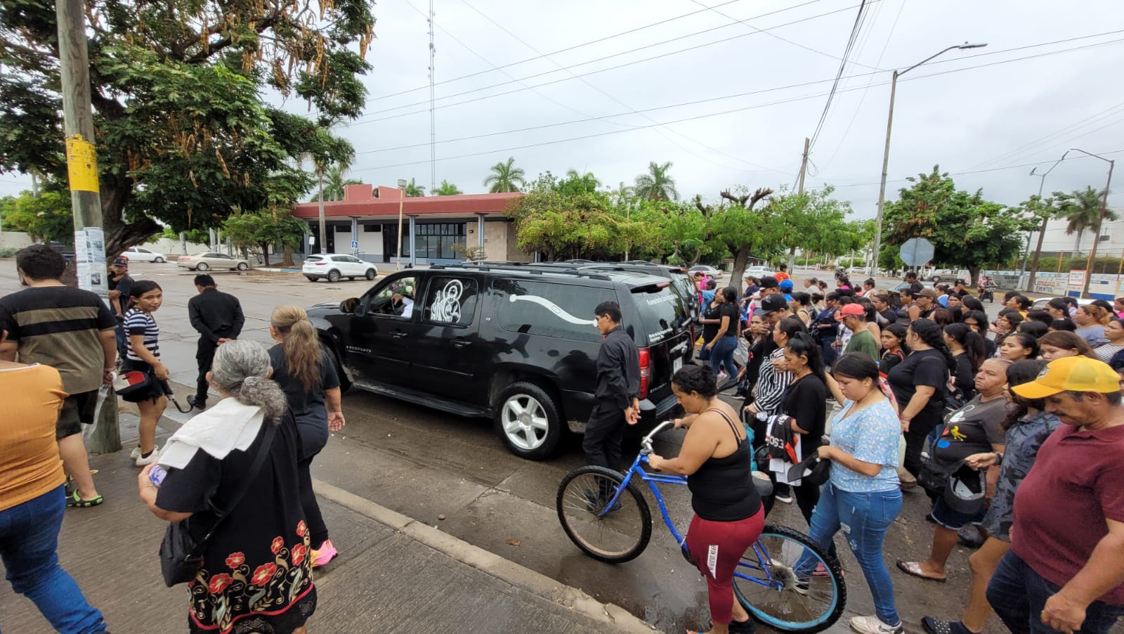 Dan último adiós a Ramiro y Grecia en Escuinapa, Sinaloa; le cumplen a la paratleta su cortejo de XV años