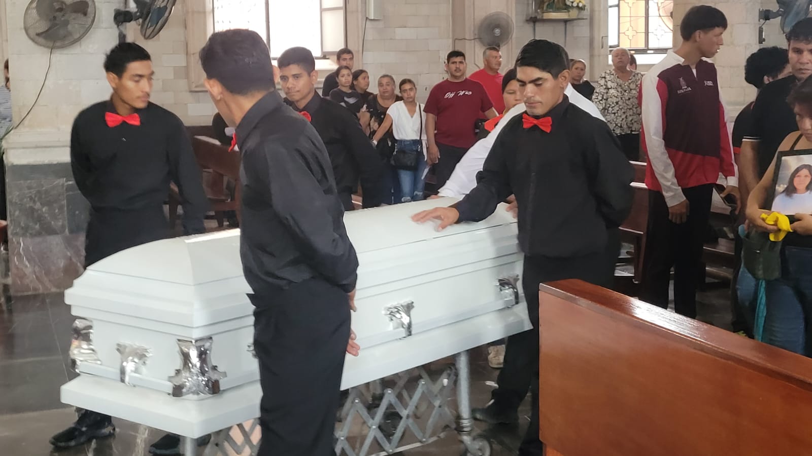 Dan último adiós a Ramiro y Grecia en Escuinapa, Sinaloa; le cumplen a la paratleta su cortejo de XV años