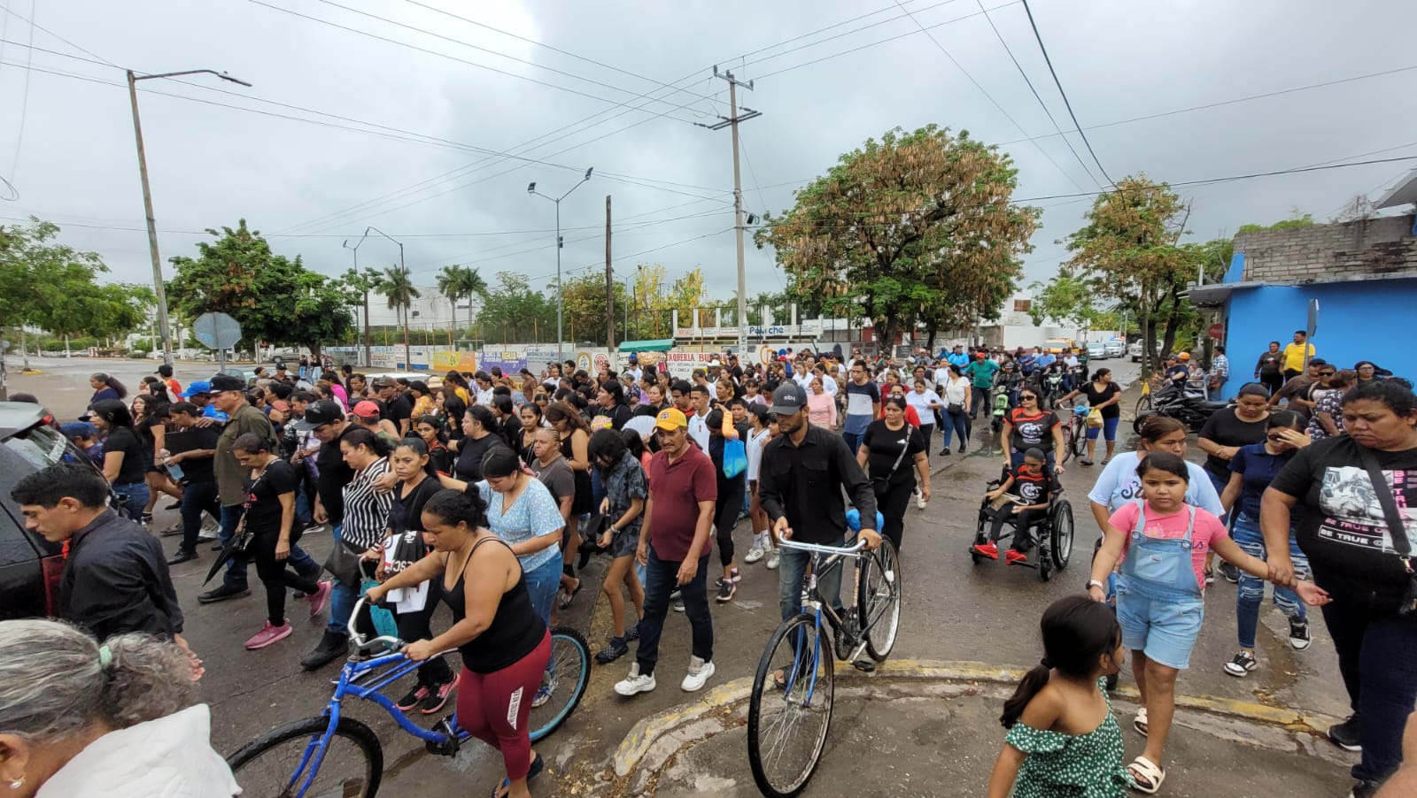 Dan último adiós a Ramiro y Grecia en Escuinapa, Sinaloa; le cumplen a la paratleta su cortejo de XV años