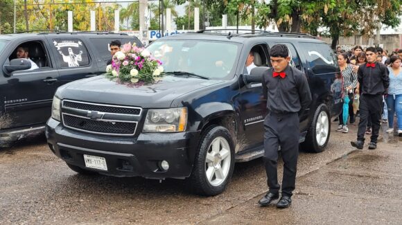 Dan último adiós a Ramiro y Grecia en Escuinapa, Sinaloa; le cumplen a la paratleta su cortejo de XV años