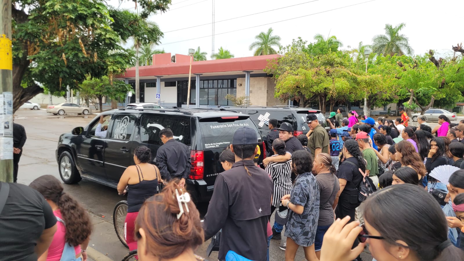 Dan último adiós a Ramiro y Grecia en Escuinapa, Sinaloa; le cumplen a la paratleta su cortejo de XV años