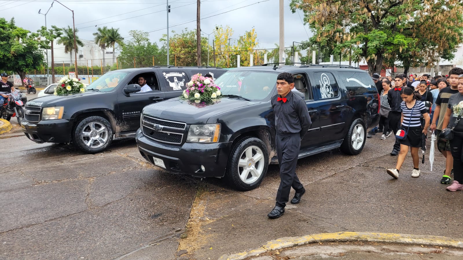 Dan último adiós a Ramiro y Grecia en Escuinapa, Sinaloa; le cumplen a la paratleta su cortejo de XV años