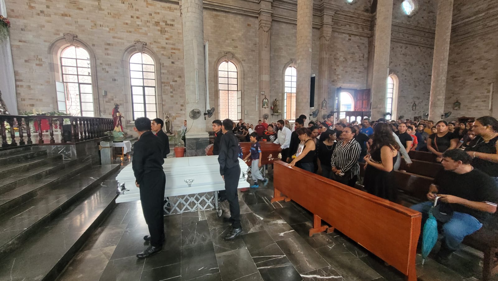 Dan último adiós a Ramiro y Grecia en Escuinapa, Sinaloa; le cumplen a la paratleta su cortejo de XV años