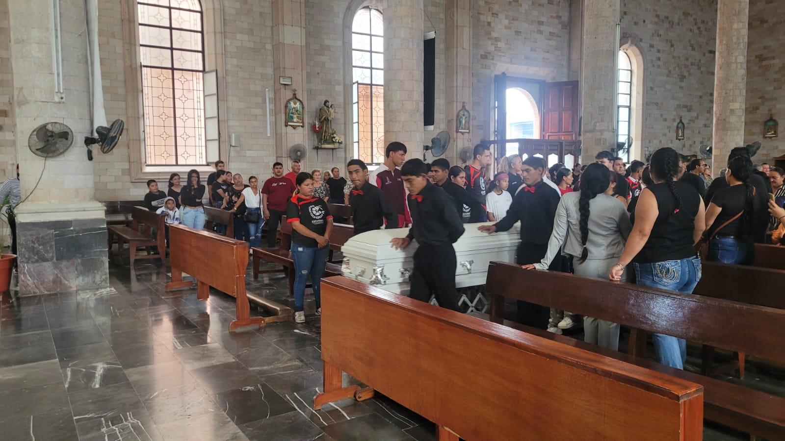 Dan último adiós a Ramiro y Grecia en Escuinapa, Sinaloa; le cumplen a la paratleta su cortejo de XV años