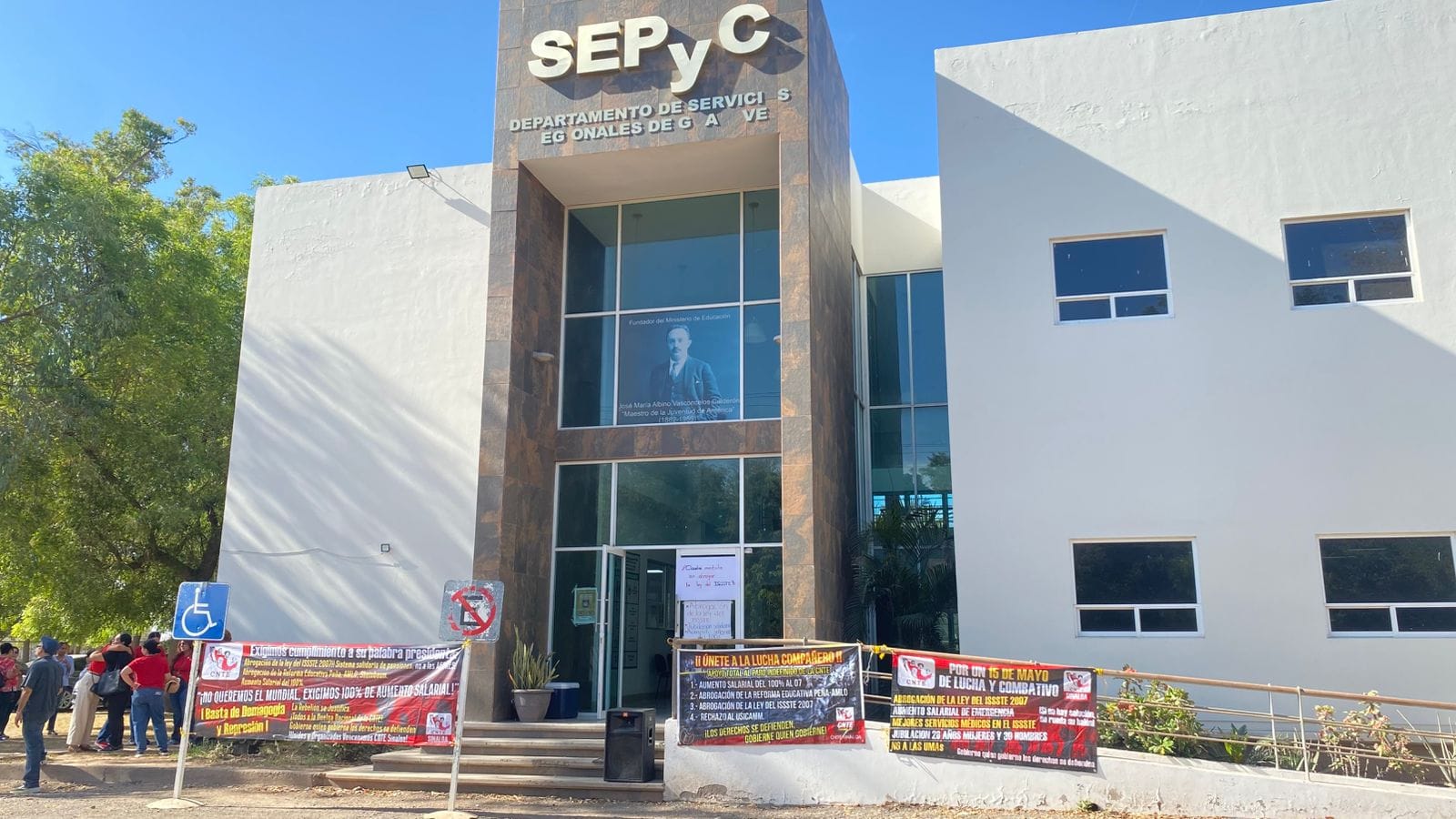 CNTE mantiene protesta en Servicios Regionales de Guasave