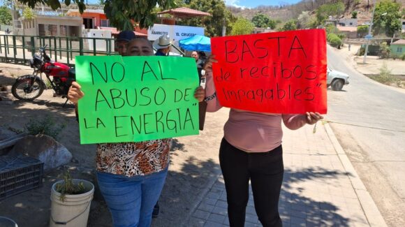 ¡Sin acuerdo con la CFE! Vecinos de Jesús María toman caseta de El Limón de los Ramos, en Culiacán, Sinaloa y liberan el paso