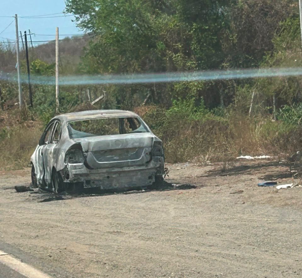Vehículo incendiado en la Mazatlán-Escuinapa