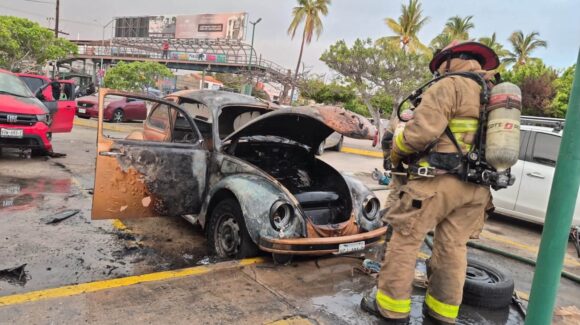 Voraz incendio consume un Volkswagen en estacionamiento del IMSS de Mazatlán, Sinaloa