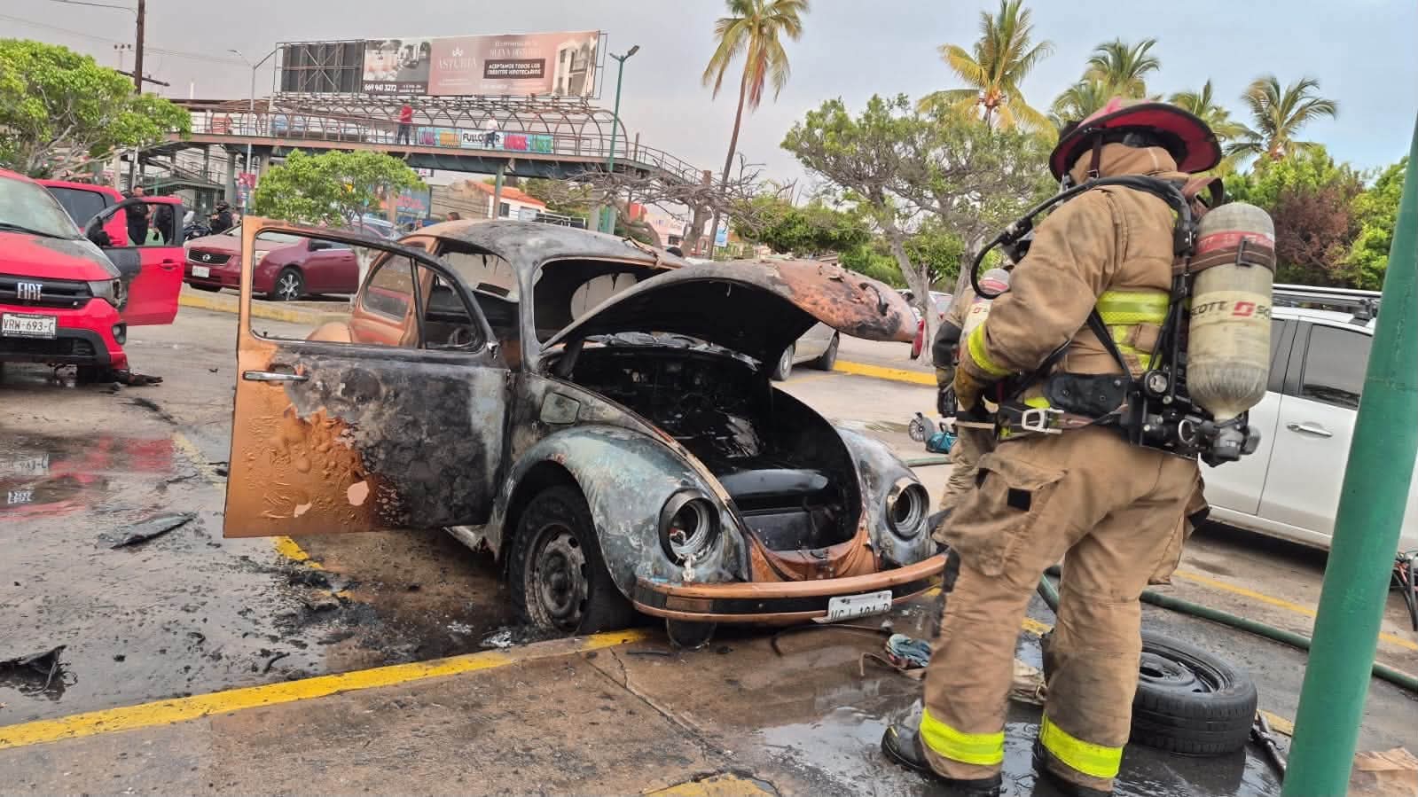 Vehículo se incendia en el estacionamiento del IMSS Mazatlán