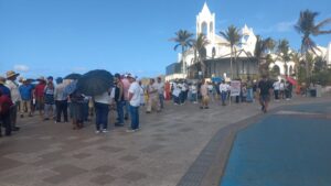 vendedores exigen freno a comerciantes sin permiso en mazatlan