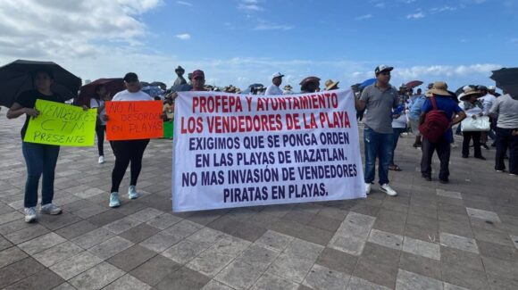 ¡Se plantan en las Letras de Mazatlán, Sinaloa! Vendedores exigen freno a comerciantes sin permiso y advierten vacío de autoridad