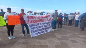 vendedores exigen freno a comerciantes sin permiso en mazatlan sinaloa