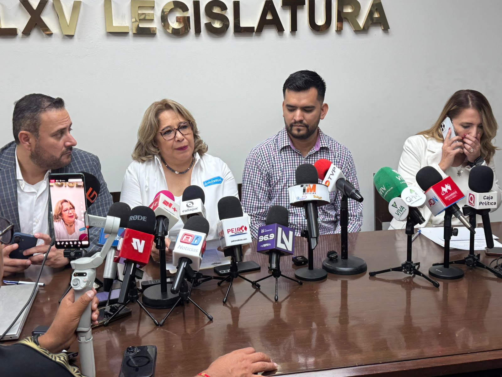 Vía Familia AC entregan al Congreso de Sinaloa firmas para evitar procedimientos de transición de género en menores de edad