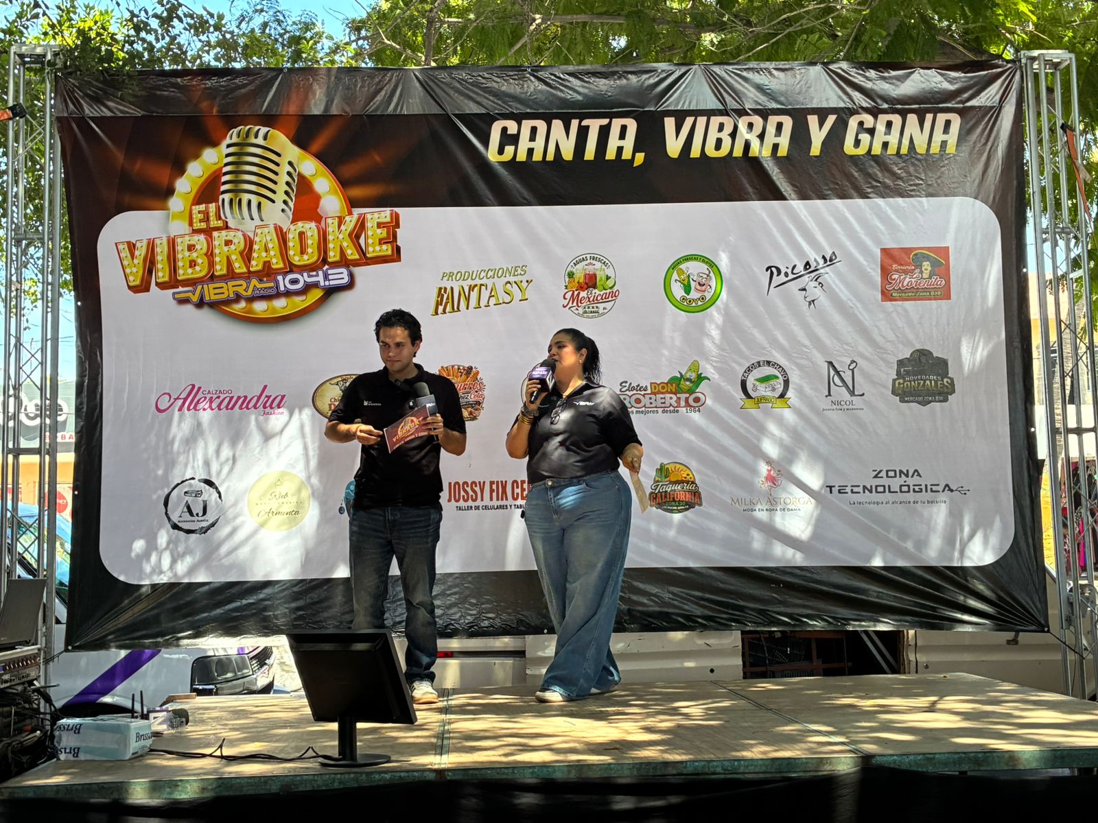 Vibra Radio y Los Noticieristas celebran con Vibraoke en Los Mochis su quinto aniversario