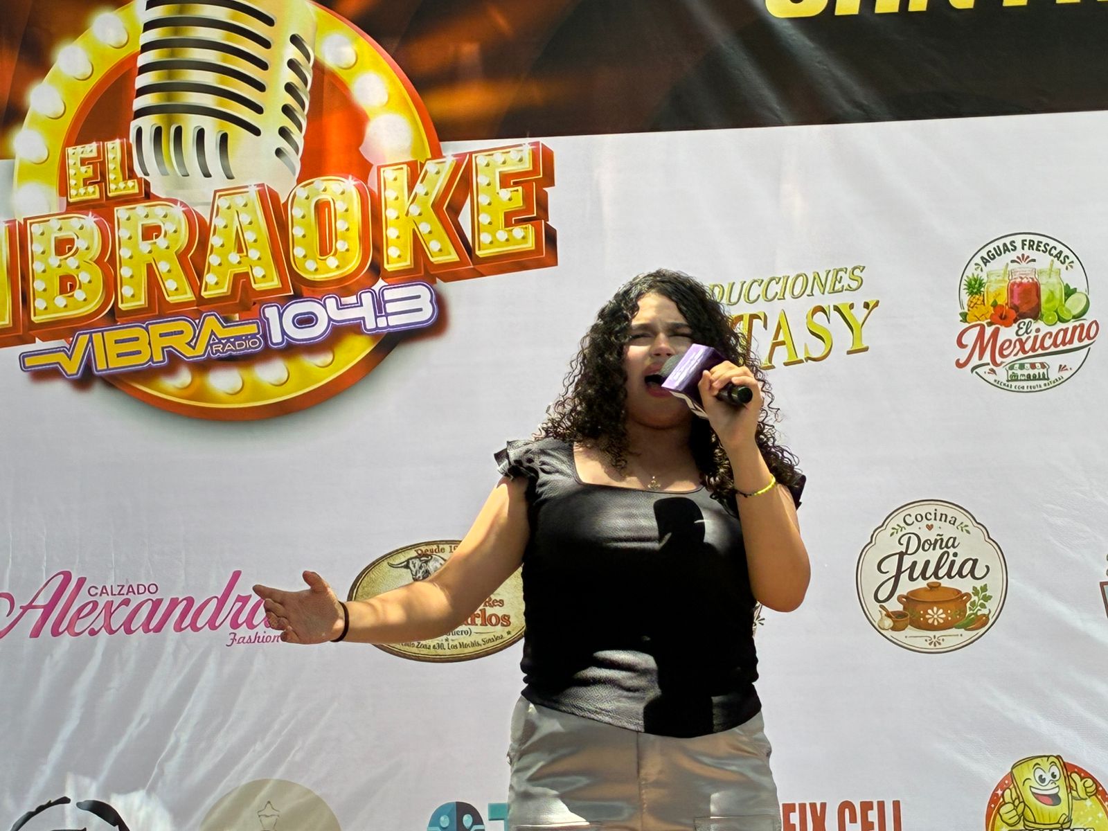 Vibra Radio y Los Noticieristas celebran con Vibraoke en Los Mochis su quinto aniversario