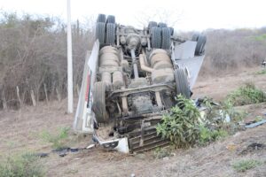 Vuelca tráiler en la Mazatlán-Culiacán