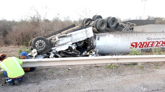 Vuelca tráiler en la Mazatlán-Culiacán; conductor resulta con lesiones leves y se registra rapiña al norte de Mazatlan, Sinaloa